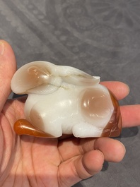 Een Chinese agaten sculptuur van een konijn, Qing