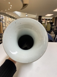 Paire de vases en porcelaine de Chine famille rose &agrave; d&eacute;cor des 'Sanxing', 19&egrave;me