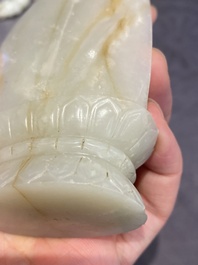 Guanyin sur tr&ocirc;ne de lotus en jade blanc sculpt&eacute;, Chine, Qing