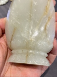 Guanyin sur tr&ocirc;ne de lotus en jade blanc sculpt&eacute;, Chine, Qing