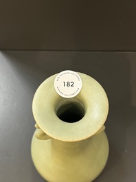 Vase de type 'kinuta' en porcelaine de Chine c&eacute;ladon de Longquan, Yuan/Ming