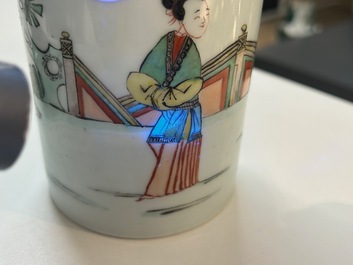 Een Chinese famille verte penselenbeker met gegraveerd metalen deksel, 'bitong', Kangxi