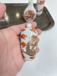 Vijf Chinese ijzerrode en doucai snuifflessen, 19/20e eeuw