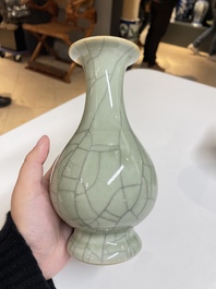 Cinq vases en porcelaine de Chine en c&eacute;ladon monochrome, Qing