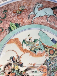 Een grote Chinese famille verte schotel met strijders te paard, Kangxi merk, 19e eeuw