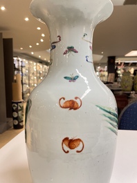 Paire de vases en porcelaine de Chine famille rose &agrave; d&eacute;cor des 'Sanxing', 19&egrave;me