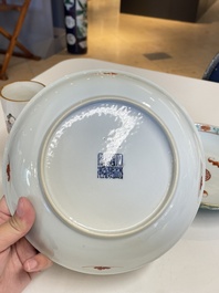 A Chinese famille rose brush pot, two plates and two bowls, 19/20th C.