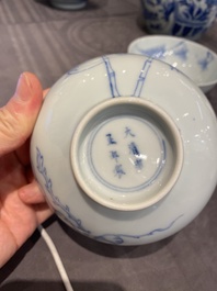 Paire de bols en porcelaine de Chine en bleu et blanc &agrave; d&eacute;cor de ph&eacute;nix, marque et &eacute;poque de Yongzheng