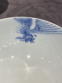 Paire de bols en porcelaine de Chine en bleu et blanc &agrave; d&eacute;cor de ph&eacute;nix, marque et &eacute;poque de Yongzheng