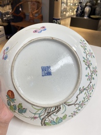 Paire de plats en porcelaine de Chine famille rose &agrave; d&eacute;cor de pies et de prunus, marque de Qianlong, R&eacute;publique