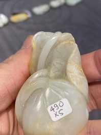 Cinq sculptures en jade blanc et c&eacute;ladon, Chine, Qing/R&eacute;publique