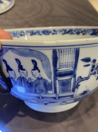 Een paar Chinese blauw-witte dekselkommen met verhalend decor, Kangxi/Yongzheng
