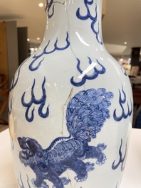 Een paar Chinese blauw-witte vazen met boeddhistische leeuwen, 19e eeuw