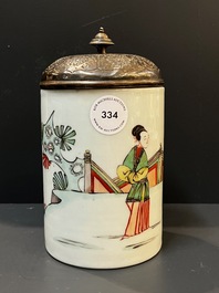 Een Chinese famille verte penselenbeker met gegraveerd metalen deksel, 'bitong', Kangxi