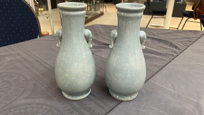 Een paar Chinese monochrome lavendelblauwe 'hu' vazen, 19e eeuw