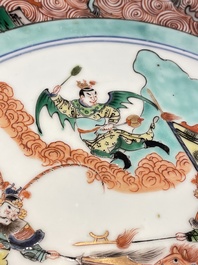 Een grote Chinese famille verte schotel met strijders te paard, Kangxi merk, 19e eeuw