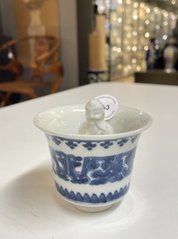 Een Chinese blauw-witte 'Hansje in de kelder' wijnkop, 'gong dao bei', 19e eeuw
