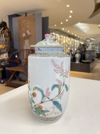 Paire de vases couverts en porcelaine de Chine famille rose &agrave; d&eacute;cor floral, marque de Jiaqing, R&eacute;publique