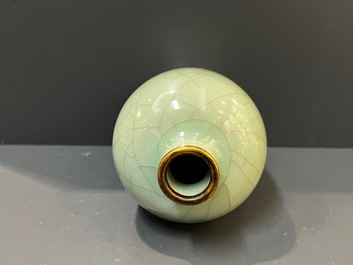 Vase en porcelaine de Chine c&eacute;ladon de Longquan &agrave; monture en bronze dor&eacute;, Ming