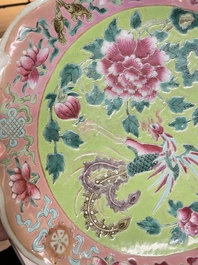 Une paire de coupes en porcelaine de Chine famille rose et un pot couvert pour le march&eacute; Straits ou Peranakan, 19&egrave;me