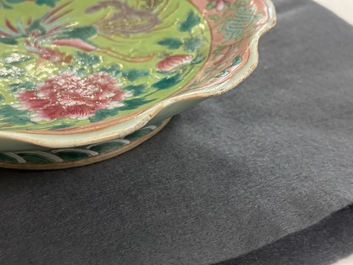 Une paire de coupes en porcelaine de Chine famille rose et un pot couvert pour le march&eacute; Straits ou Peranakan, 19&egrave;me