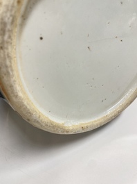 Een paar Chinese blauw-witte vazen met boeddhistische leeuwen, 19e eeuw