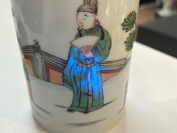 Een Chinese famille verte penselenbeker met gegraveerd metalen deksel, 'bitong', Kangxi