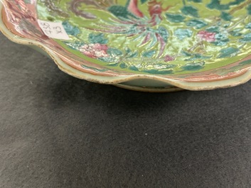 Une paire de coupes en porcelaine de Chine famille rose et un pot couvert pour le march&eacute; Straits ou Peranakan, 19&egrave;me