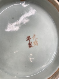 Une paire de coupes en porcelaine de Chine famille rose et un pot couvert pour le march&eacute; Straits ou Peranakan, 19&egrave;me
