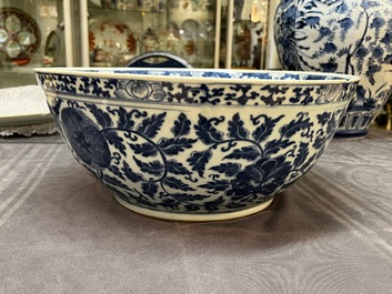 Een grote Chinese blauw-witte kom met lotusslingers en drie diverse famille rose borden, 19/20e eeuw