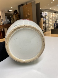 Paire de vases en porcelaine de Chine famille rose &agrave; d&eacute;cor des 'Sanxing', 19&egrave;me