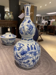 Een Chinese blauw-witte kraakporseleinen kalebasvaas, Wanli