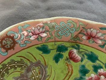 Une paire de coupes en porcelaine de Chine famille rose et un pot couvert pour le march&eacute; Straits ou Peranakan, 19&egrave;me