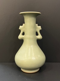 Vase de type 'kinuta' en porcelaine de Chine c&eacute;ladon de Longquan, Yuan/Ming