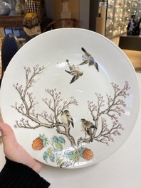Paire de plats en porcelaine de Chine famille rose &agrave; d&eacute;cor de pies et de prunus, marque de Qianlong, R&eacute;publique
