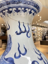 Een paar Chinese blauw-witte vazen met boeddhistische leeuwen, 19e eeuw