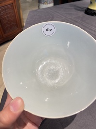 Een Chinese doucai kom met floraal decor, Yongzheng merk, 19/20e eeuw