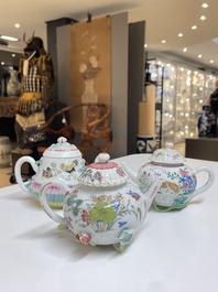 Drie Chinese famille rose theepotten met deksels, Yongzheng