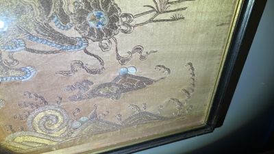 Een Chinese met metaaldraad geborduurde zijden stoelbekleding, Qianlong