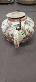 Een Chinese famille rose theepot, vier koppen en drie schotels, Yongzheng