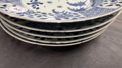 Une paire de plats et six assiettes en porcelaine de Chine en bleu et blanc, Kangxi/Qianlong