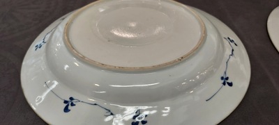 Paire de plats en porcelaine de Chine en bleu et blanc aux m&eacute;daillons centraux bomb&eacute;s, Kangxi