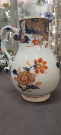 Une grande verseuse en porcelaine de Chine verte-Imari et deux paires de verseuses couvertes sur supports, Kangxi/Qianlong