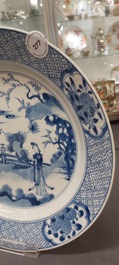 Plat en porcelaine de Chine en bleu et blanc &agrave; d&eacute;cor d'une sc&egrave;ne du 'Xi Xiang Ji', marque de Jiajing, Kangxi