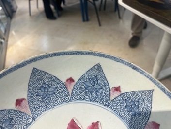 Plat en porcelaine de Chine famille rose &agrave; d&eacute;cor d'un lotus pour le march&eacute; Sud-Est asiatique, Yongzheng