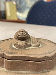 Een Chinese Yixing steengoed theepot met deksel, gesigneerd Li Yong 利永, Yixing zegelmerk, gedateerd 1934