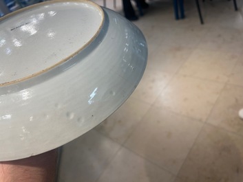 Plat en porcelaine de Chine famille rose &agrave; d&eacute;cor d'un lotus pour le march&eacute; Sud-Est asiatique, Yongzheng