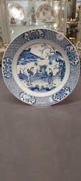 Plat en porcelaine de Chine en bleu et blanc &agrave; d&eacute;cor d'une sc&egrave;ne du 'Xi Xiang Ji', marque de Jiajing, Kangxi