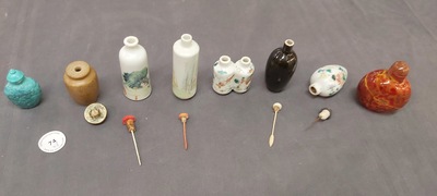 Vier Chinese famille rose snuifflessen en vier diverse snuifflessen, 19/20e eeuw