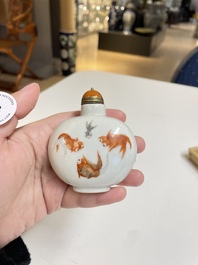 Een Chinese snuiffles met ijzerrood en grisaille decor van goudvissen, Daoguang merk en periode